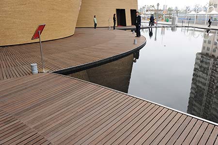 Exterior walkway made of dassoXTR fused bamboo deck planks