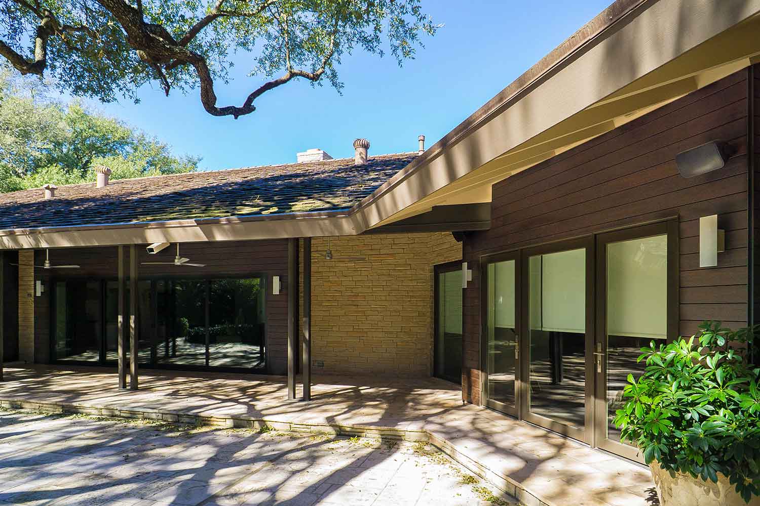 Within the vibrant neighborhood of Olmos Park in San Antonio, Texas, rests this beautiful ranch-style stone home.  When architect Elizabeth D. Haynes was given the task of designing the remodel and new addition to the home, she turned to Voyles Orr Construction to make the dream a reality.  Haynes chose dassoXTR RainClad Siding for the exterior around the home. This product is made from Fused Bamboo® that uses a clip system to produce a seamless rainscreen siding.  The equally stunning and strong Ipe-like appearance gives a wonderful contrast to the stone exterior.