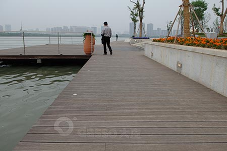 Exterior walkway made of dassoXTR fused bamboo decking