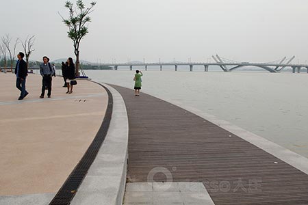 Exterior walkway made of dassoXTR fused bamboo decking