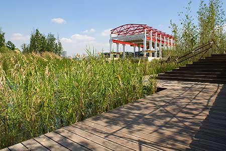 dassoXTR fused bamboo decking used in a walkway at Shanghai Houtan Park