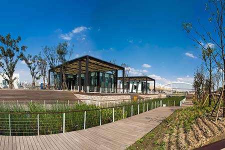 dassoXTR fused bamboo decking used in a walkway at Shanghai Houtan Park